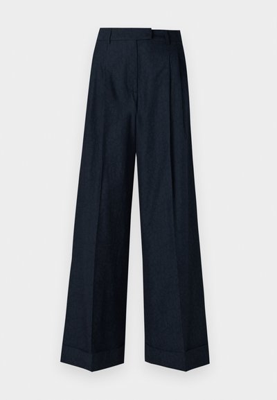 Weite Hose in dunklem Marineblau mit einem dezenten strukturierten Blumenmuster, tailliertem Bund und scharfen Säumen am Beinabschluß.