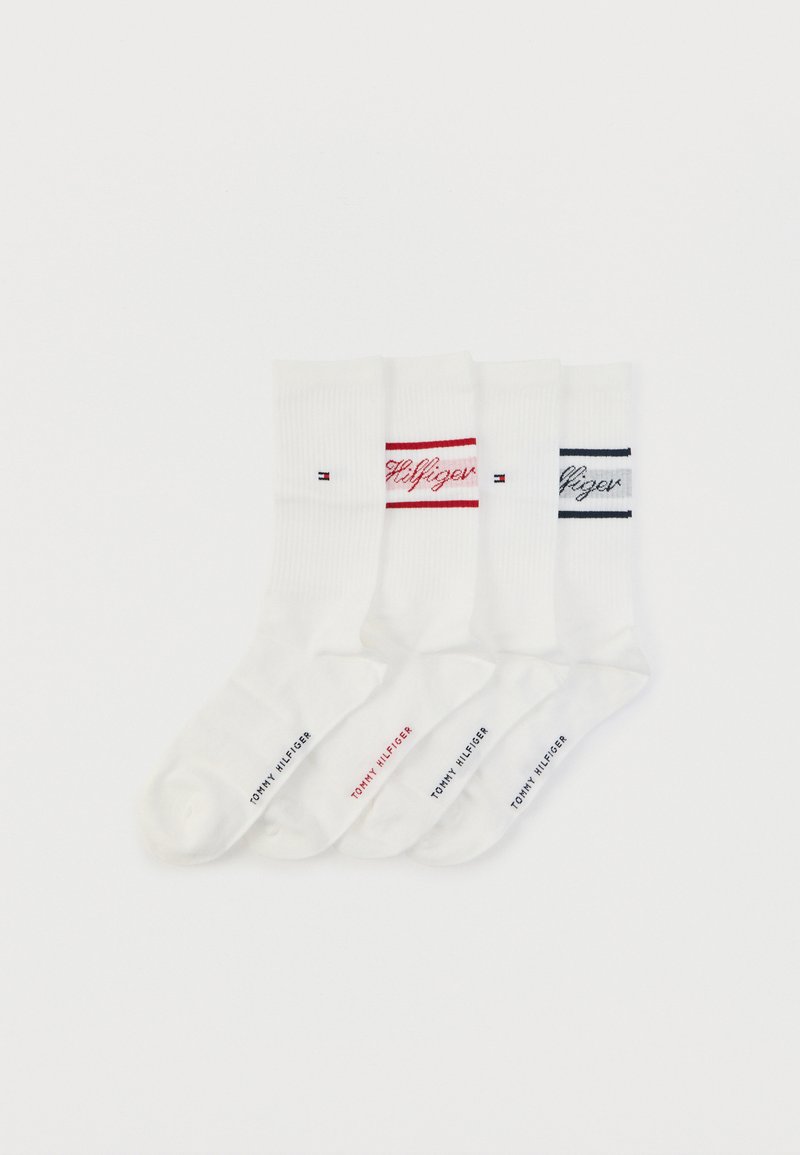 Λευκές βαμβακερές κάλτσες αστραγάλου, σετ τριών, με κόκκινες, ροζ και ναυτικές ρίγες. Κάθε κάλτσα έχει το λογότυπο "Tommy Hilfiger" τυπωμένο στη μανσέτα.