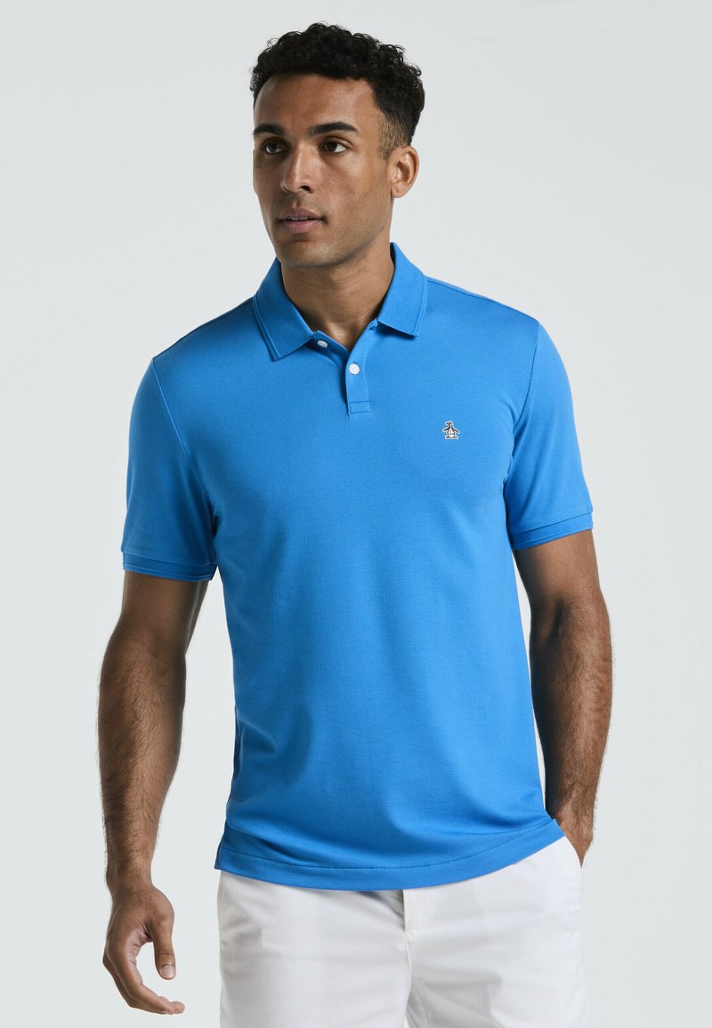 Blauwe polo gemaakt van een gladde katoenmix stof, met een kraagontwerp, korte mouwen en een klein logo op de borst.