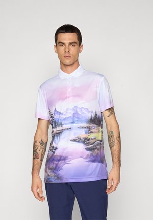 Camiseta polo de manga corta con un estampado de paisaje escénico que incluye montañas y un río en tonos de púrpura claro, azul y blanco. Textura de tela suave.
