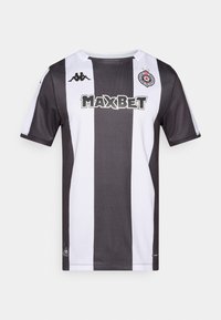 Fodboldtrøje med korte ærmer i sort og hvide striber, krave, Kappa-logo og "MAXBET" trykt med fed skrift på forsiden.