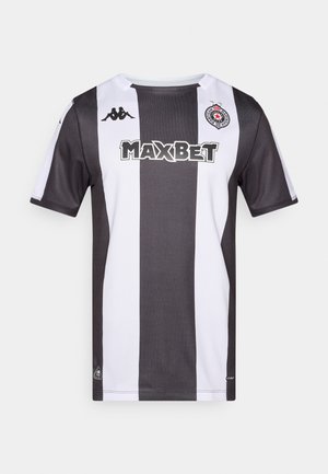 Zwart-wit gestreept voetbalshirt met korte mouwen, kraag, Kappa-logo en 'MAXBET' in het vet gedrukt op de voorkant.