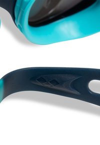 Niebieskie silikonowe okulary do pływania z ciemnoniebieskim paskiem, posiadające teksturowany wzór i formowane akcenty dla lepszego chwytu i komfortu.