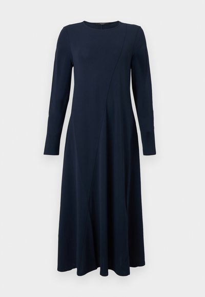 Μπλε φόρεμα με μακριά μανίκια, στρογγυλή λαιμόκοψη και διακριτική διαγώνια ραφή, που ρέει κάτω από το γόνατο.