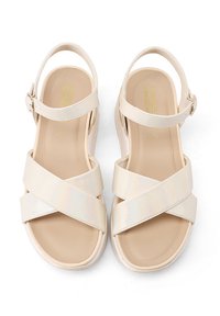 Infradito beige con design a doppio incrocio, materiale testurizzato, cinturino alla caviglia regolabile e soletta imbottita; suola leggera e plantare ampio.