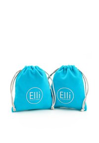 Kaks türkiissinist tõmblukukotist, mis on valmistatud pehmest kangast ja millel on ümmargune valge logo tekstiga "Elli by Julie & Grace."