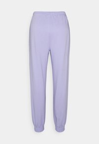 Lila joggers met elastische tailleband en geplooide elastische boorden, weergegeven van achteren op een witte achtergrond.