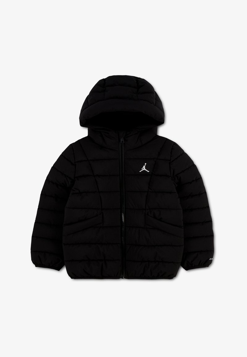 Veste noire matelassée à capuche avec fermeture éclair frontale et petit logo Jumpman blanc sur la poitrine, poignets élastiques et poches latérales.
