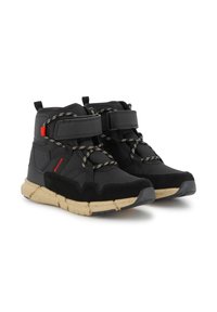 Scarpe nere alte in materiale sintetico con finitura testurizzata, dotate di una fascia in velcro, lacci riflettenti e una suola maculata.