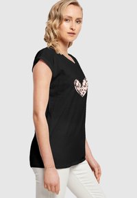 Merchcode VALENTINES DAY-LEOPARD HEART EXTENDED  - T-shirts med print - black