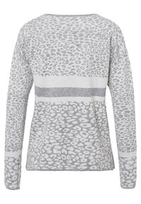 Grauer und weißer Pullover mit Leopardenmuster, langen Ärmeln und einer lässigen Passform mit kontrastierenden horizontalen Streifen.