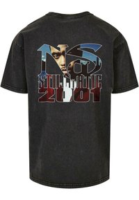 Tricou din bumbac negru cu un imprimeu grafic pe spate cu "N6 STILLMATIC 2001." Croi lejer, cu mâneci scurte și guler rotund.