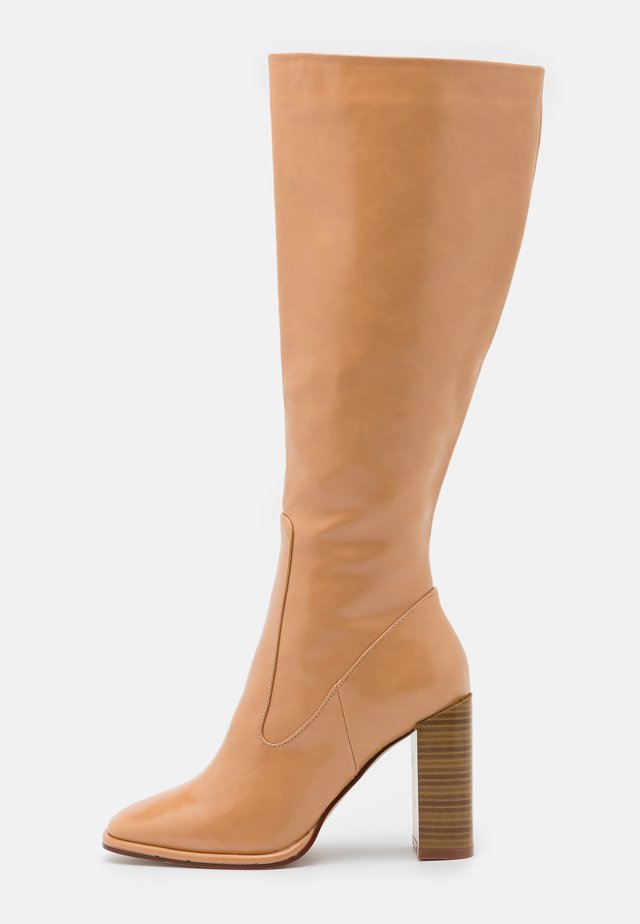 beige laarzen met hak