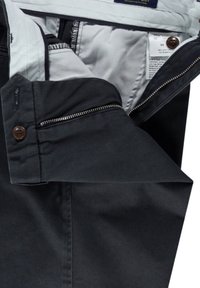Donkerblauwe broek met een ritssluiting, knoopsluiting en lichtgrijze binnenvoering. Voorzien van een zijrits zak en stikseldetails.