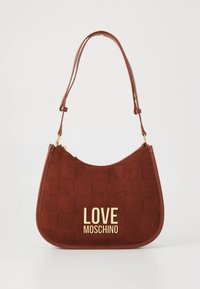 Sac bandoulière en daim marron avec un motif damier, doté d'un logo "LOVE MOSCHINO" doré et d'une bandoulière réglable.