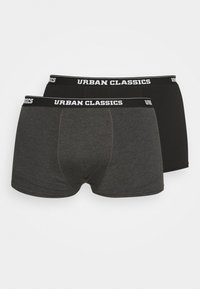 Dve dvojice pánskych boxeriek v čiernej a tmavošedej farbe, s širokým elastickým pásom s nápisom "URBAN CLASSICS" vytlačeným na bielo.