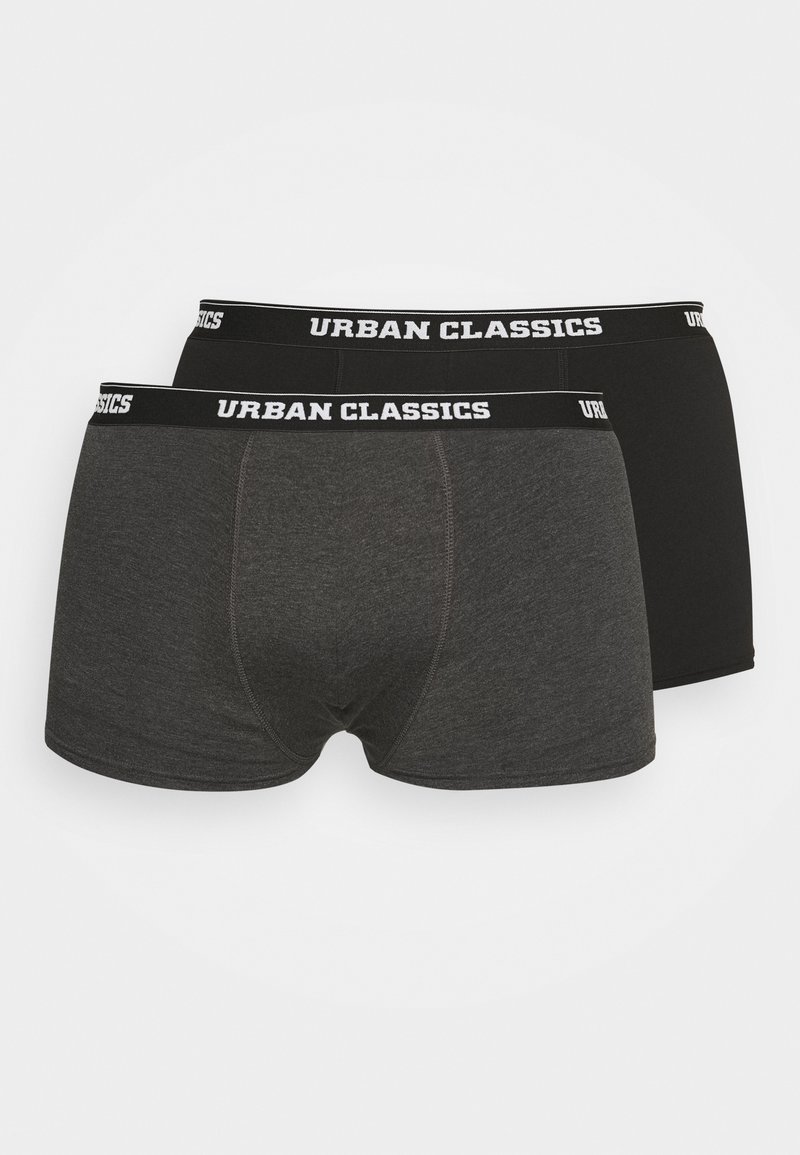 Dve dvojice pánskych boxeriek v čiernej a tmavošedej farbe, s širokým elastickým pásom s nápisom "URBAN CLASSICS" vytlačeným na bielo.