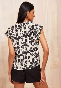 Friends Like These TEXTURED UTILITY REGULAR FIT - Blúzka - black white floral print