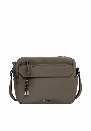 Petit sac bandoulière taupe avec poche zippée à l'avant, sangle réglable et logo métallique de marque en bas au centre.