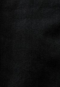 Musta denimi, jossa on sileä pinta ja kevyt kiilto, sisältää vinoon kudottuja kuvioita, jotka ovat tyypillisiä denim-materiaaleille.