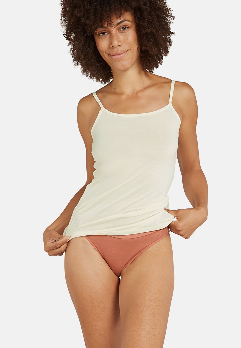 Canotta gialla chiara con spalline sottili abbinata a slip bikini color ruggine. Il tessuto sembra morbido e liscio, con dettagli di design minimi.
