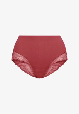 Braguitas rojas de talle alto fabricadas con una tela suave, con un delicado borde de encaje a lo largo de las aberturas de las piernas, con un borde en forma de ondas.