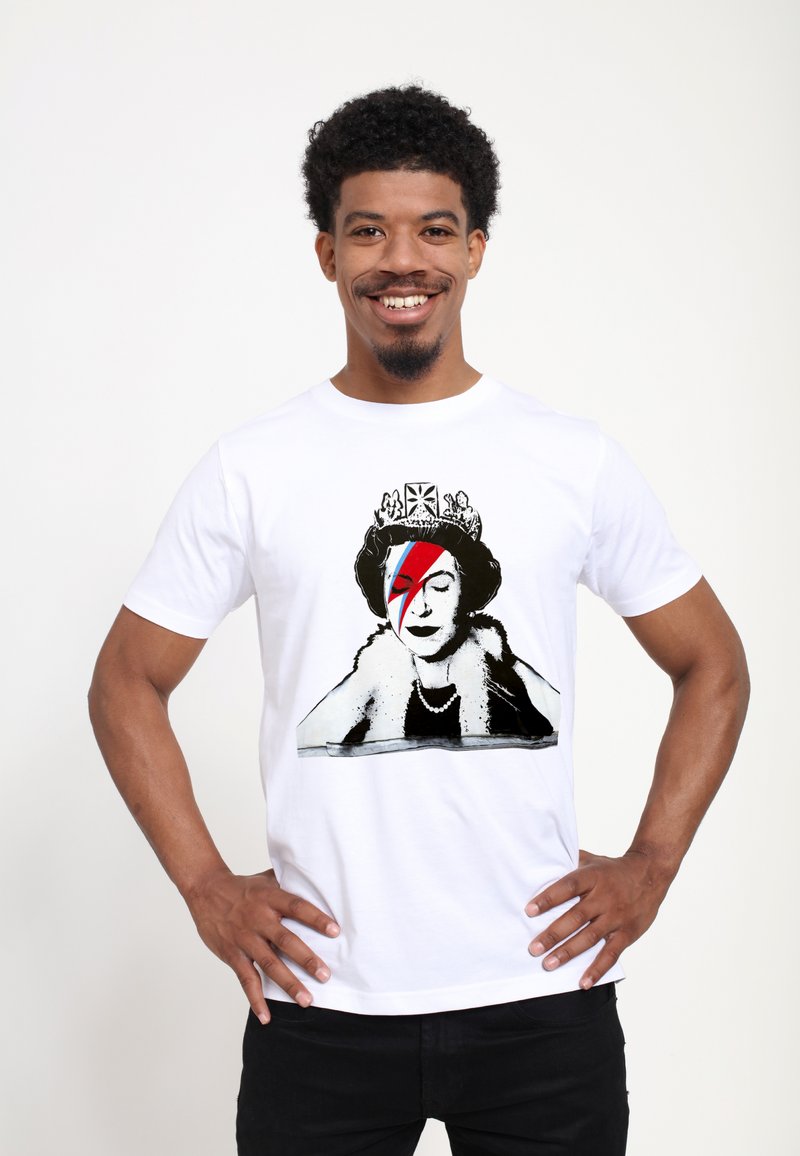 Bílá bavlněná tričko s grafickým potiskem korunní postavy s červeným a černým bleskovým vzorem přes obličej.
