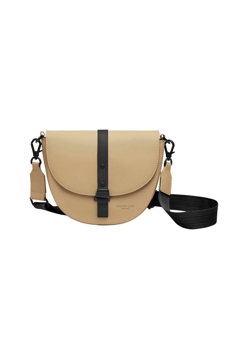 Beige crossover taske lavet af glat kunstlæder, med en rund klap, sort rem og en sort spænde detalje foran.