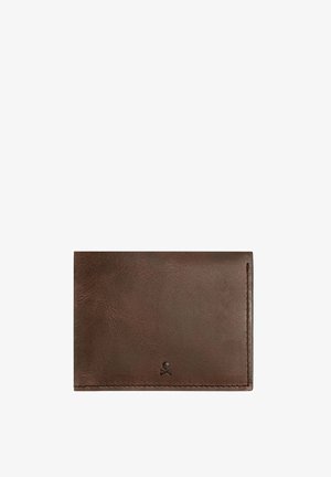 Billetera de cuero marrón con una textura suave, forma rectangular y un pequeño logotipo en la esquina inferior izquierda. Diseño simple y minimalista.