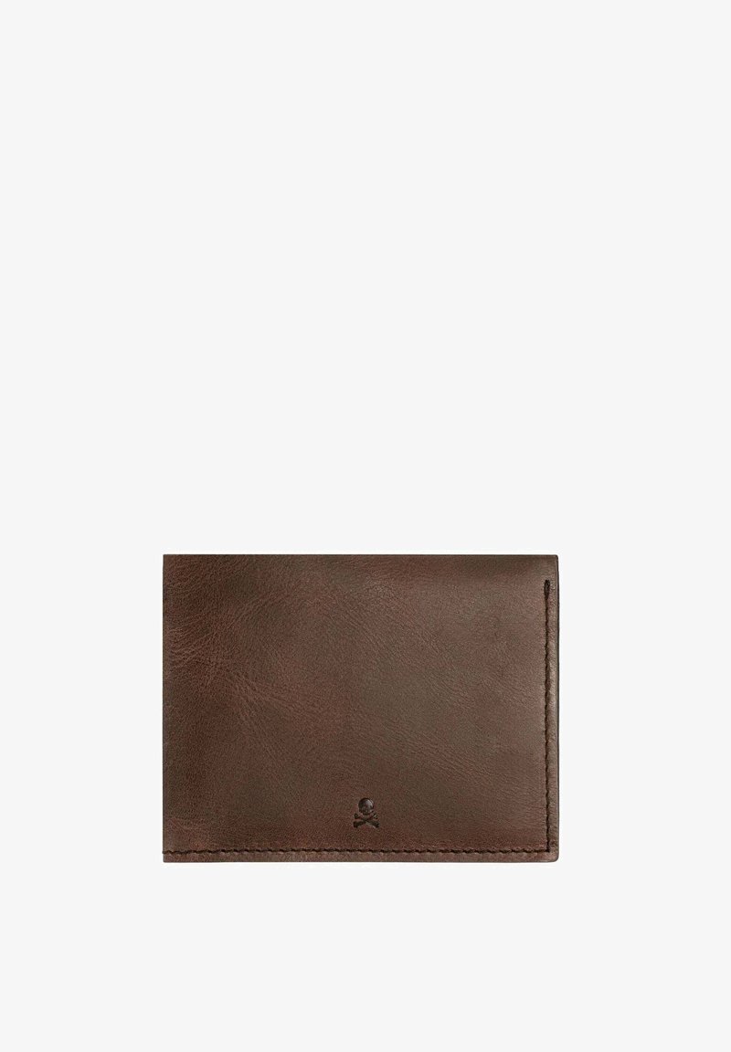 Billetera de cuero marrón con una textura suave, forma rectangular y un pequeño logotipo en la esquina inferior izquierda. Diseño simple y minimalista.