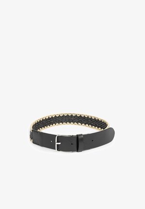 Czarny skórzany pasek z srebrną klamrą i plecionym czarno-beżowym wnętrzem, pokazany na białym tle.