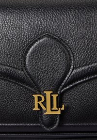 Bolsa de couro texturizado preto com um logótipo dourado "RLL". Apresenta um flap liso e arredondado e costura detalhada.
