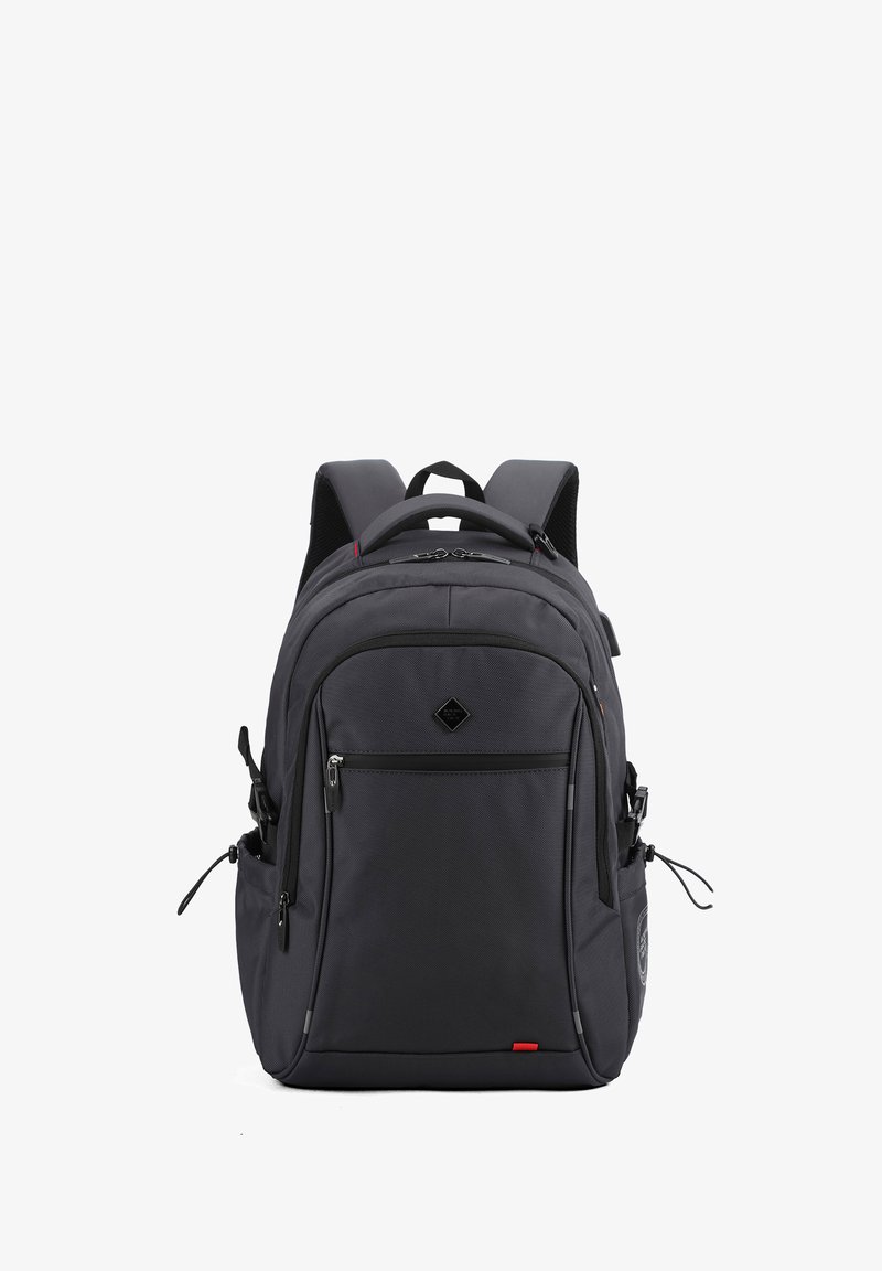 Sac à dos gris avec une finition lisse et texturée, plusieurs compartiments zippés, des bretelles réglables et un accent rouge près de la base.