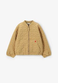 Veste bombardier matelassée en beige clair avec des poignets et un col côtelés, dotée de deux poches avant et d'un petit détail en forme de cœur rouge sur la poche gauche.