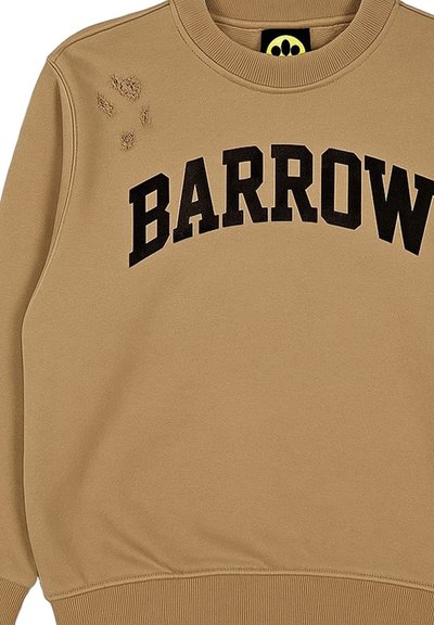 Felpa color beige realizzata in materiale morbido, con la scritta nera "BARROW" sul petto e piccoli dettagli usurati su una spalla.