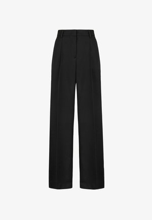 Schwarze weit geschnittene Hose aus gewebtem Stoff, mit hoher Taille, vorderen Falten und seitlichen Taschen. Glatte Textur und maßgeschneiderter Schnitt.