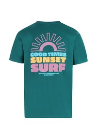 Camiseta de algodón color verde azulado con un gran diseño gráfico en la parte trasera que incluye un sol, un arcoíris y texto en colores pastel: "Good Times Sunset Surf".
