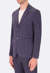 Blazer viola scuro con righe sottili, chiusura a due bottoni, rever a lancia e tasche laterali, realizzato in tessuto testurizzato.
