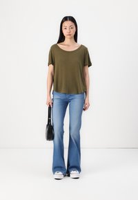 GAP BLEND SCOOP - Tricou basic - dark olive
