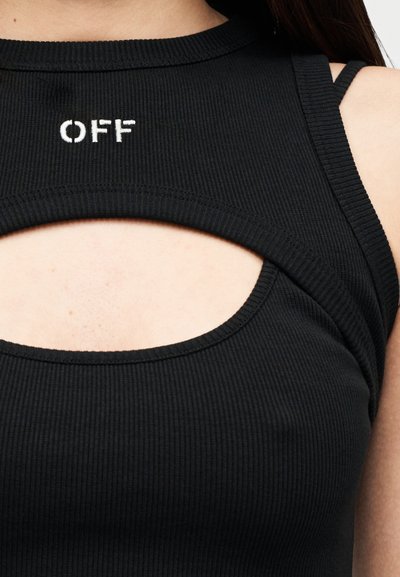 Μαύρο ριμπ αμάνικο τοπ με κυκλικό άνοιγμα στο στήθος, με τη λέξη "OFF" κεντημένη με λευκό χρώμα πάνω από το άνοιγμα.