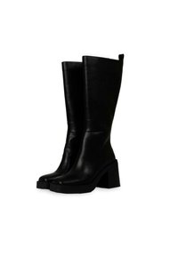 Botas de cuero negro hasta la rodilla con un tacón ancho, textura suave, punta redondeada y una discreta lengüeta en la parte superior.