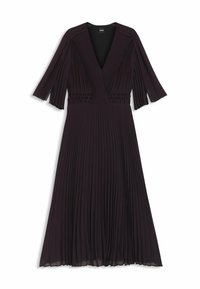 Musta laskostettu midi-mekko, jossa on V-kaula-aukko, 3/4-lahkeiset liehukkaat hihat ja smokkivyötärön yksityiskohdat.