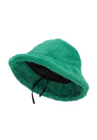 Cappello a secchiello verde e peloso con una larga visiera e cordini neri regolabili all'interno. Texture morbida e foderatura liscia visibili.