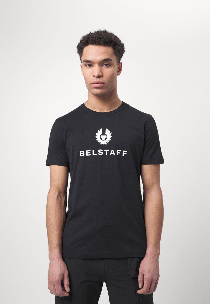 Juodas medvilninis marškinėlis su baltu logotipu ir užrašu "BELSTAFF" priekyje. Trumpomis rankovėmis ir klasikiniu apykaklės dizainu.