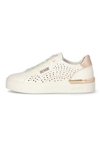 Sneakers bianchi in pelle perforata con un accento in oro rosa metallico sul tallone, dotati di una spessa suola bianca e design con lacci.