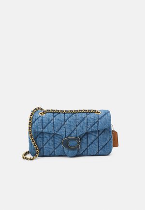 Denim gequilted schoudertas met een gouden kettingriem, voorzien van een kenmerkende sluiting en een aangehechte tag. Voornamelijk blauw met diamantpatronen.