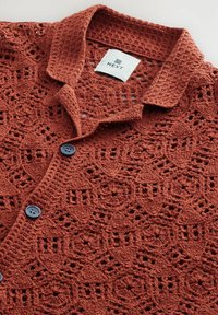 RELAXED FIT RICH SHORT SLEEVE WITH CUBAN COLLAR - Srajca - rust red