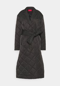 Long manteau noir matelassé avec col à revers et ceinture nouée à la taille, présentant un motif de coutures diagonales en losange et des manches longues.