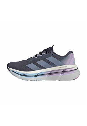 Chaussure de course présentant une tige en mesh respirant bleu marine foncé, des accents violets clairs, trois bandes latérales et une semelle rembourrée superposée avec un design en dégradé.