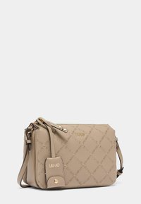 Borsa a mano in pelle beige con motivo logo impresso, forma rettangolare, chiusura con zip, tracolla regolabile e dettagli in metallo dorato.